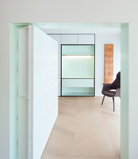 Nichts als Farbnuancen, gläserne Türen und ein transparentes Möbelstück verwandeln dieses Apartment in ein lichtes Refugium.