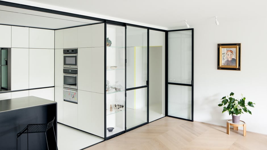Nichts als Farbnuancen, gläserne Türen und ein transparentes Möbelstück verwandeln dieses Apartment in ein lichtes Refugium.