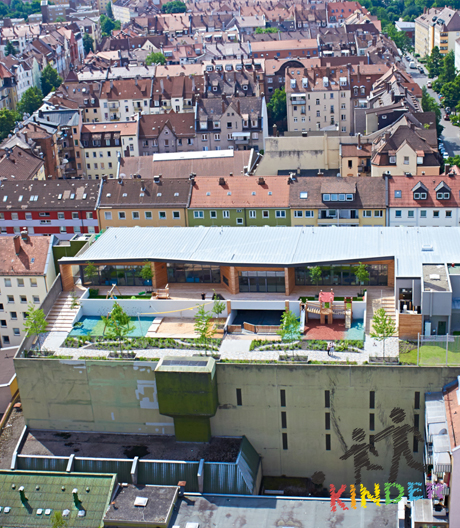 Auf dem Dach eines Nürnberger Parkhauses haben querwärts Architekten eine Kita erbaut.