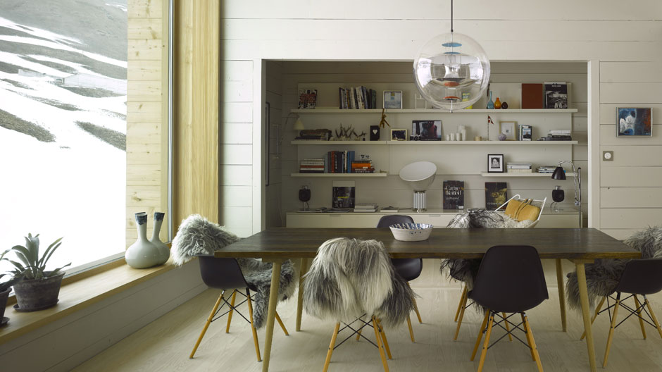 Mit urbanem Wohngefühl in den Bergen leben: Haus in der Schweiz.