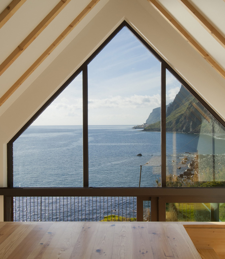 Auf der portugiesischen Insel Madeira haben Mayer und Selders ein Ferienhaus perfekt in die Topografie des Ortes eingefügt.