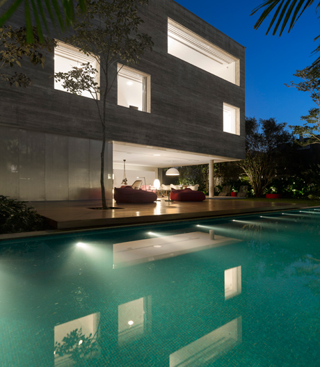 Architektur gerahmt durch Natur: Ein Wohnhaus in São Paulo schafft schattige Rückzugsorte.