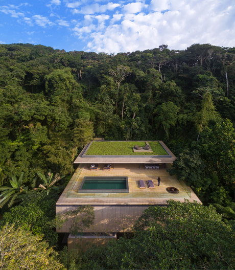 Welcome to the jungle: Ein brasilianisches Feriendomizil aus gestapelten Beton- und Holzkisten macht die Natur zum Hauptakteur seiner Inszenierung.