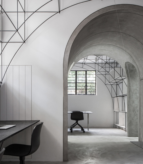 Mit Hilfe von Bögen strukturierten die Architekten von Monoarchi ihr neues Büro.