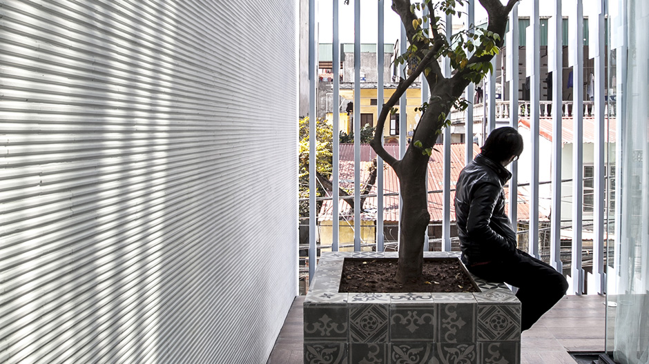 Schlichte Architektur und üppige Natur: eine spannungsreiche Kombination in einem Wohnhaus in Hanoi.
