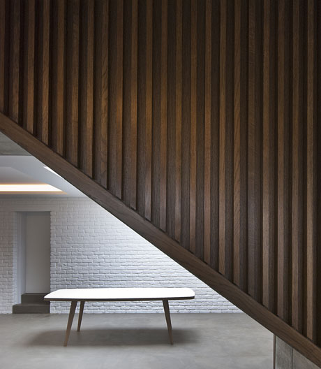 Patalab Architekten haben einer alten Londoner Autowerkstatt durch ihren Umbau viktorianischen Glanz verliehen.