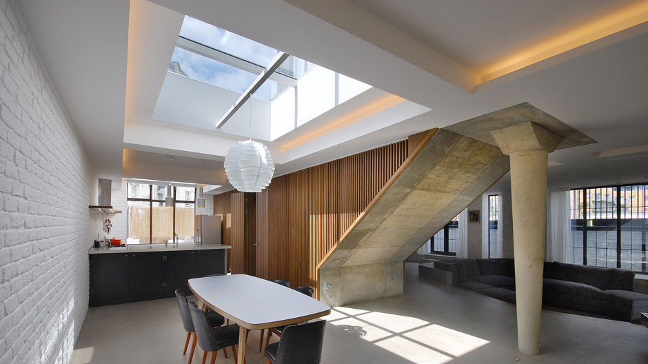 Patalab Architekten haben einer alten Londoner Autowerkstatt durch ihren Umbau viktorianischen Glanz verliehen.