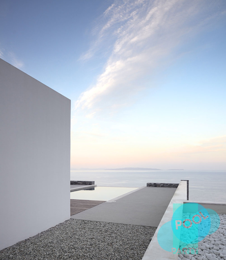 Pool Position: An einem sagenumwobenen Ort in Griechenland balanciert eine Ferienvilla zwischen Himmel und Meer.