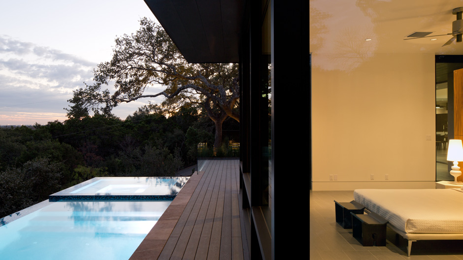 Spektakulär: eine Villa in Austin – mit Swimmingpool, Spielezimmer und einer Küche im Zentrum.