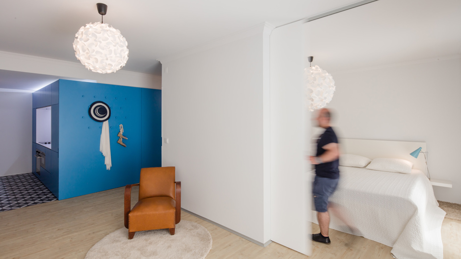 Tiago do Vale hat eine muffige Ferienwohnung aus den Achtzigern in einen luftigen Open Space verwandelt, inklusive knallblauer Küchenbox.