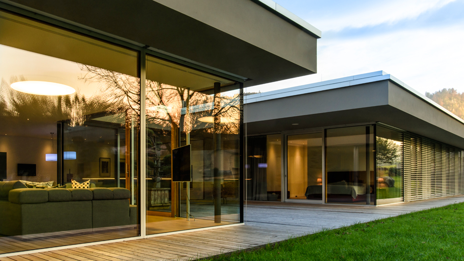 Flachdach, Glas und Licht: ein Bungalow von Walser + Werle Architekten.