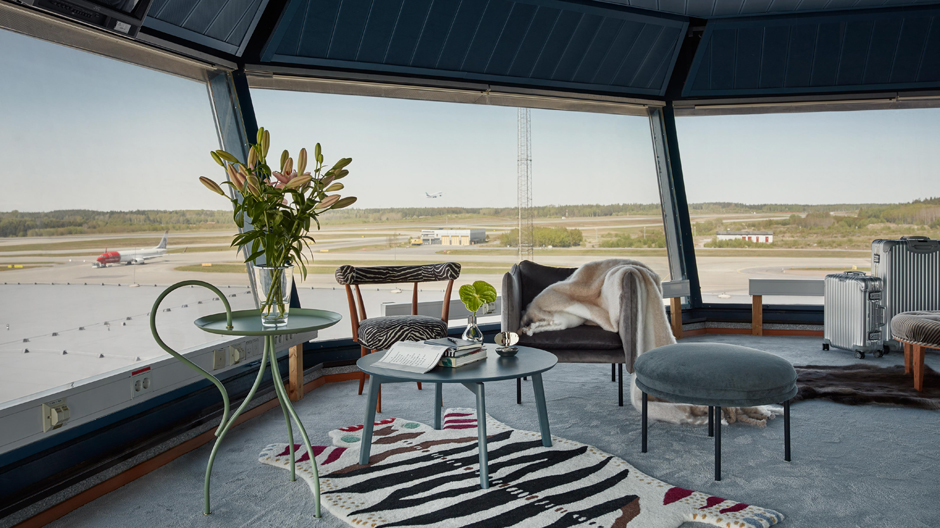 Künstlerin Cilla Ramnek hat einen ausgedienten Flughafen-Kontrollturm in eine temporäre Ferienwohnung verwandelt.