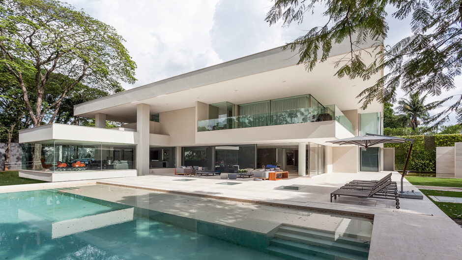 In Brasilien darf es gern etwas opulenter sein, wie ein Projekt des Architekten João Armentano mit gleich zwei Küchen zeigt.