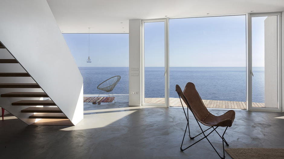 Fels, Sonne, Brandung: Ferienhaus vom Architekturbüro Cadaval & Solà-Morales.