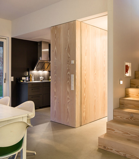 Eine Gartenlaube unterm Dach: Reichwald Schultz Architekten richteten dieses Haus in Berlin-Treptow ein.