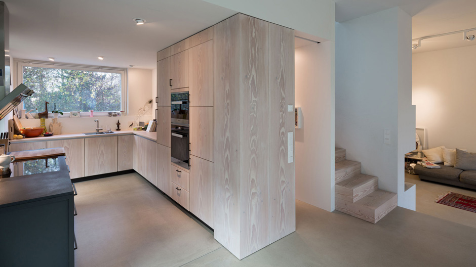 Eine Gartenlaube unterm Dach: Reichwald Schultz Architekten richteten dieses Haus in Berlin-Treptow ein.