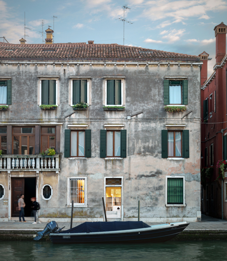Tiefergelegt und hochgestapelt: Wie diese venezianische Wohnung den regelmäßigen Hochwassern trotzt.