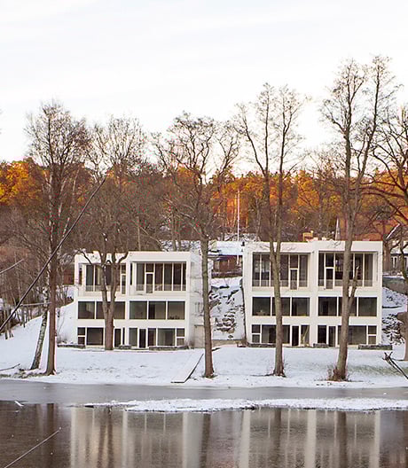Nahe Stockholm realisierte Architekt Max Holst vier Wohneinheiten mit Blick aufs Wasser.