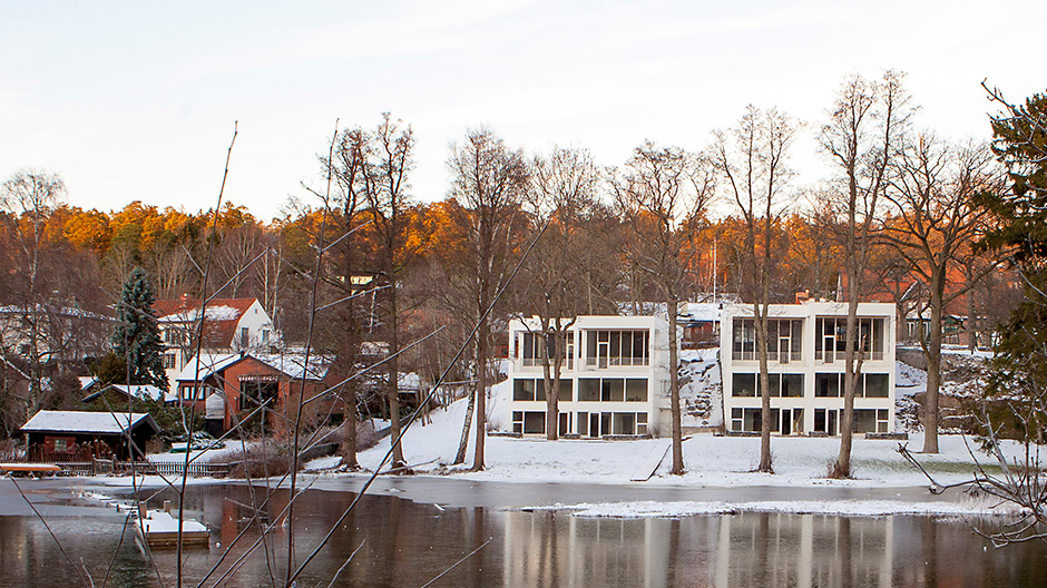 Nahe Stockholm realisierte Architekt Max Holst vier Wohneinheiten mit Blick aufs Wasser.