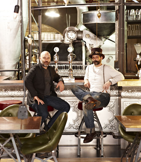 Kupfer, Eisen, alte Balken. Eine Kaffee-Kette goes Steampunk.