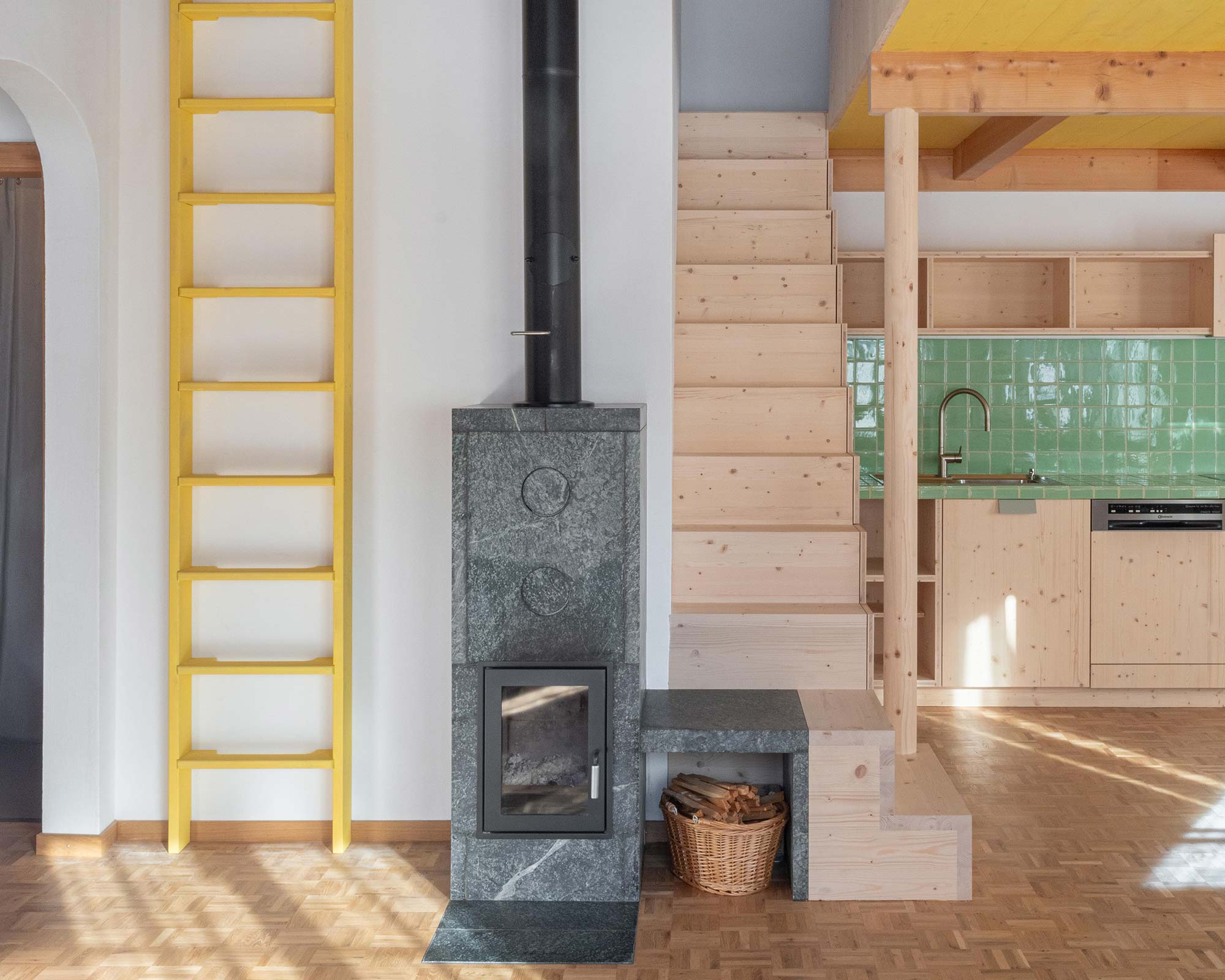 Dachbodenausbau von studio franz und coco in den Schweizer Bergen