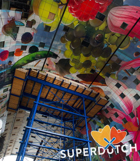 In der neuen Rotterdamer Markthalle von MVRDV zieht es die Blicke nur in eine Richtung: nach oben.