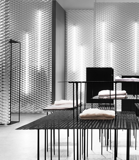 Improvisation im Gitterwerk: Das Architekturbüro Guise hat die Stockholmer Boutique eines Modelabels eingerichtet.