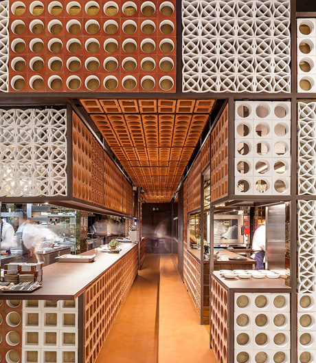 Dieses Restaurant in Barcelona holt alles raus aus dem mediterranen Materialklassiker Ton.