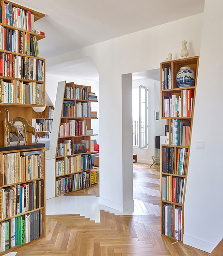 Identität durch Bücher: Wie h2o architects eine Pariser Dachgeschosswohnung reaktivieren.