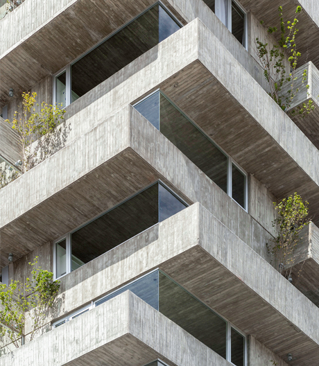 Mit seinen Vor- und Rücksprüngen beginnt dieser Neubau aus Sichtbeton von Pablo Gagliardo zu tanzen.