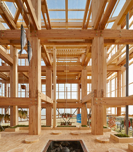 Wie eine Mischung aus Werkstatt und Bühne wirkt dieser Holzbau, wo Fische, Obst und Gemüse als stimmungsvolle Requisiten dienen.