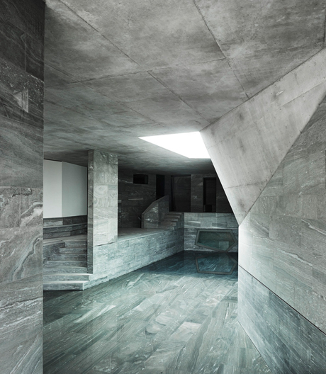 Kontemplative Grotte: Ein Häuserensemble im Zürcher Umland von Andreas Fuhrimann und Gabrielle Hächler.