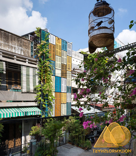 Eine Fassade aus alten Holzfenstern macht dieses Hotel in Ho-Chi-Minh-Stadt unverwechselbar.