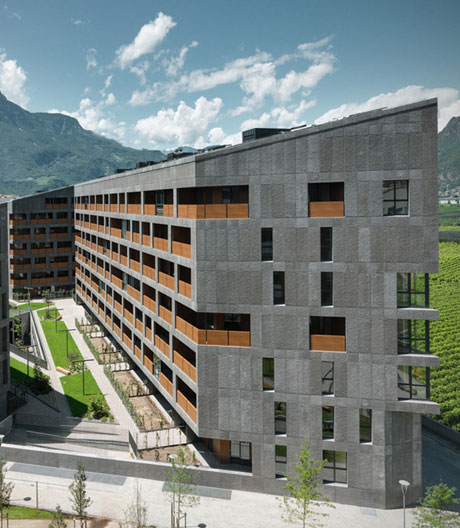 Ein sozialer Wohnungsbau in Bozen stemmt sich selbstbewusst der alpinen Kulisse entgegen.