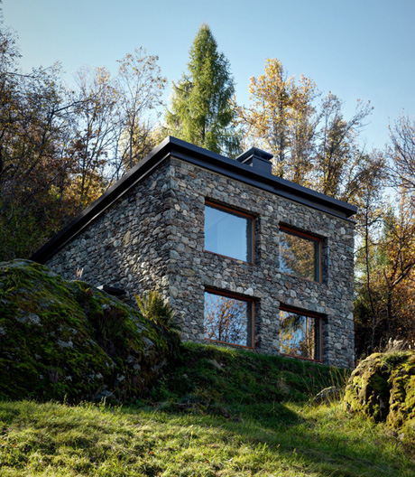 Lärchenholz, Sichtbeton und Stahl: Wohnhaus in den italienischen Alpen.