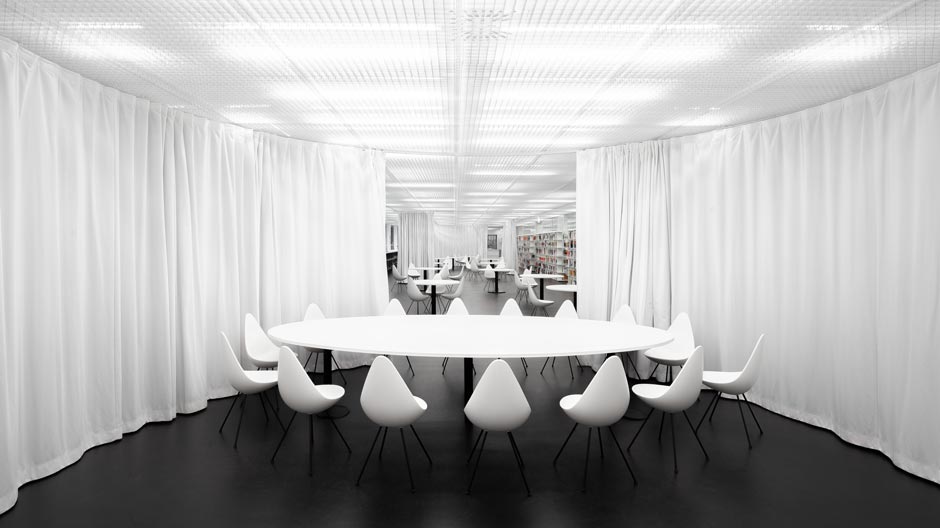 Hochschulbibliothek im Stil des White Cube von Andreas Schüring