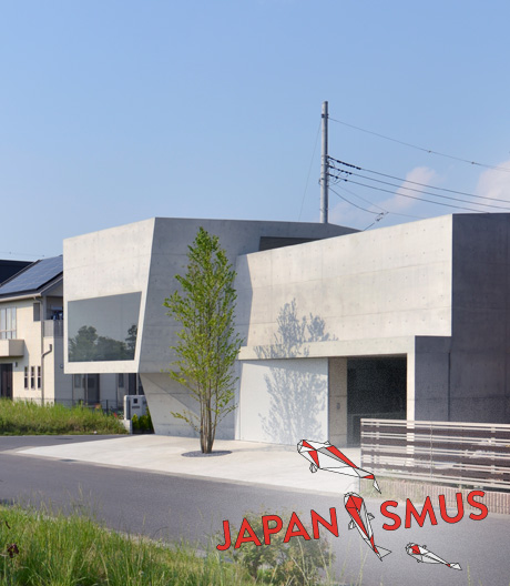 Dieses Wohnhaus wirkt von außen verschanzt und öffnet sich nach oben über eine Dachterrasse mit Café.