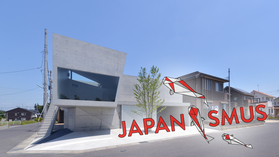 Dieses Wohnhaus wirkt von außen verschanzt und öffnet sich nach oben über eine Dachterrasse mit Café.