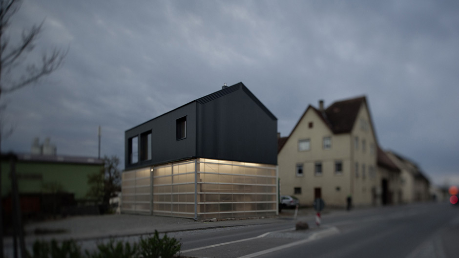 Tagsüber eine lichtdurchflutete Werkstatt, nachts ein leuchtender Kubus: Haus Unimog.