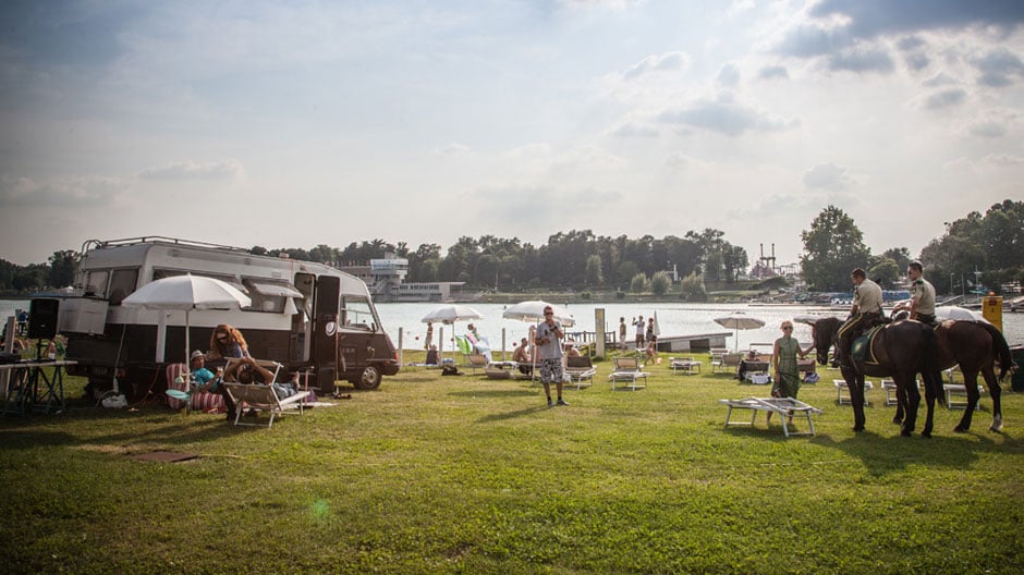 Mit prominenten Designentwürfen ausgestattet: ein Wohnmobil auf sechsmonatiger Europatournee.