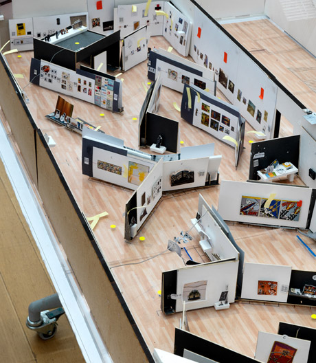 Zwischen Bühne und Collage: das Wandsystem von AMO für die Stedelijk Base in Amsterdam.