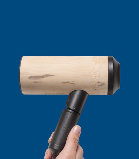 In seiner Kindheit bastelte er am liebsten in einem Bambusgarten, nun stellt Samy Rio aus den exotischen Pflanzen Haartrockner, Lautsprecher, Lampen und Sitzbänke her.