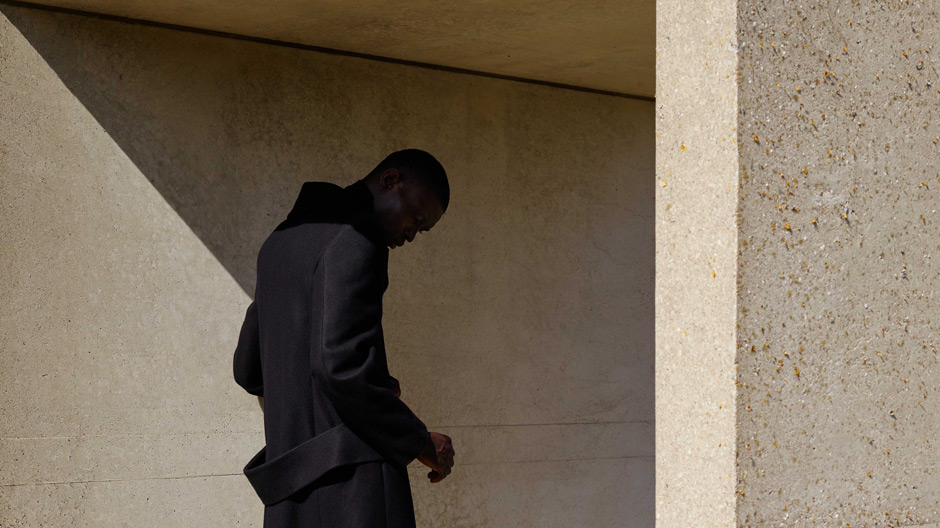 Viviane Sassen inszeniert modulare Mode in den abstrakten Pavillonbauten von Snøhetta.