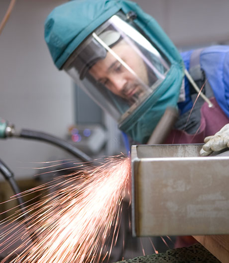 Wie die industrielle Manufaktur Alape aus glasiertem Stahl Waschbecken mit klarer Kante herstellt.
