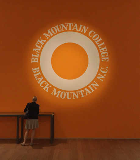 Der Hamburger Bahnhof widmet dem legendären Black Mountain College eine Ausstellung.