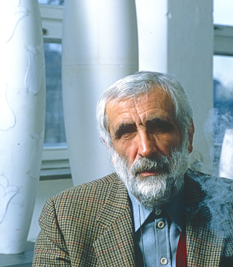 Wie der Designer mit seinen Ideen die Porzellanwelt aufmischte: eine neue Berliner Ausstellung.