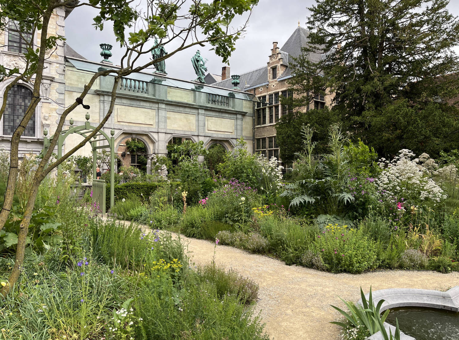Gartenkunst im Rubenshuis und Outdoor-Möbel der Region