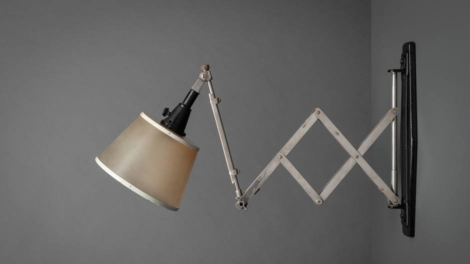 100 Jahre lenkbares Licht widmet sich den wichtigsten Aspekten der beweglichen Beleuchtung.