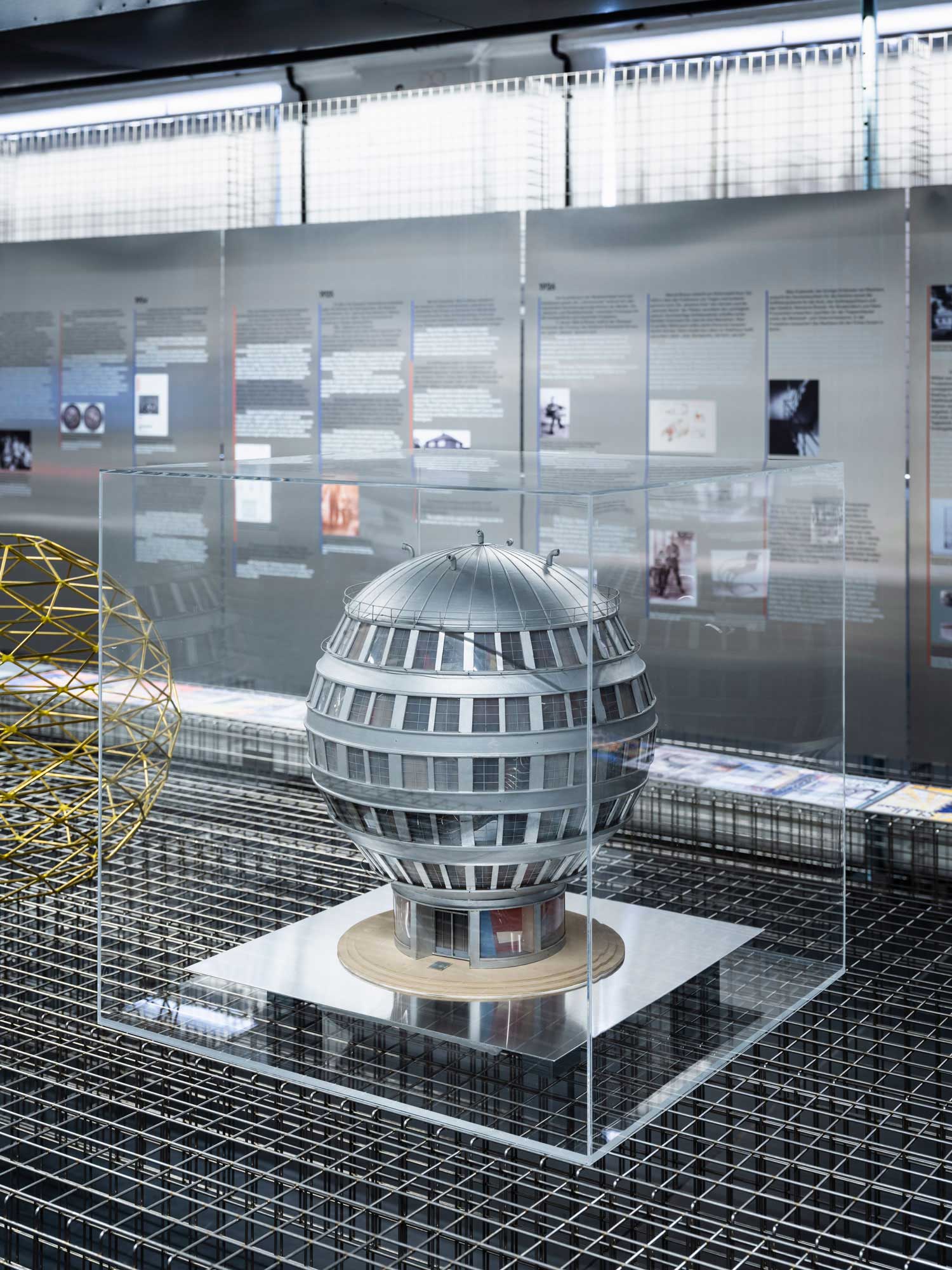 Die Ausstellung „Glas | Beton | Metall“ im Bauhaus Dessau zum 100. Jubiläum