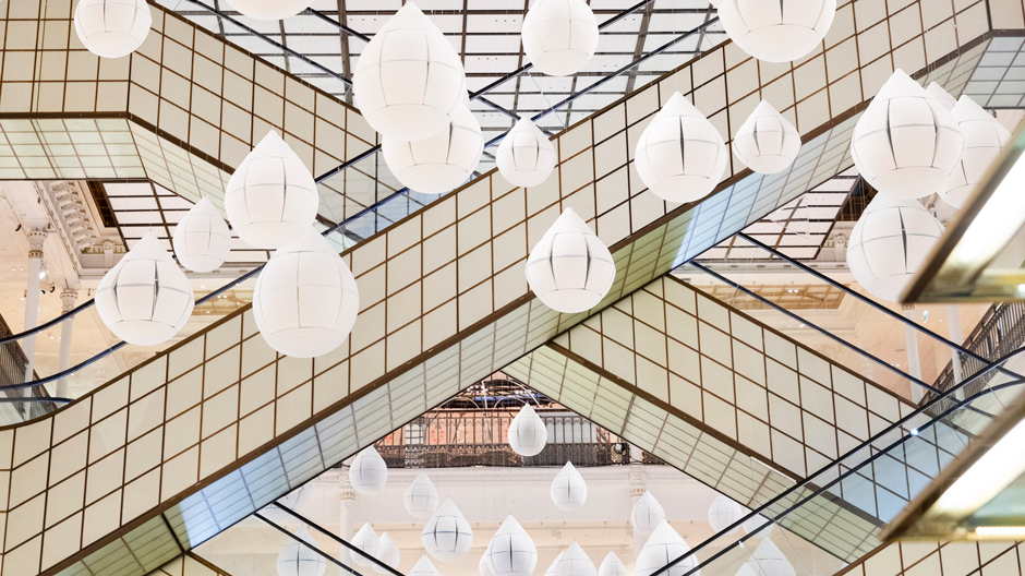 Oki Satos Blütenmeer aus Regentropfen in Paris